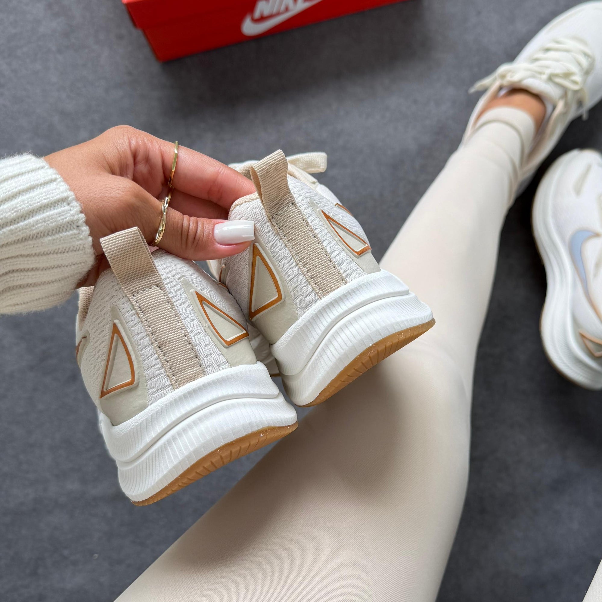 Tênis Nike Running EST 1972 Bege/Ouro