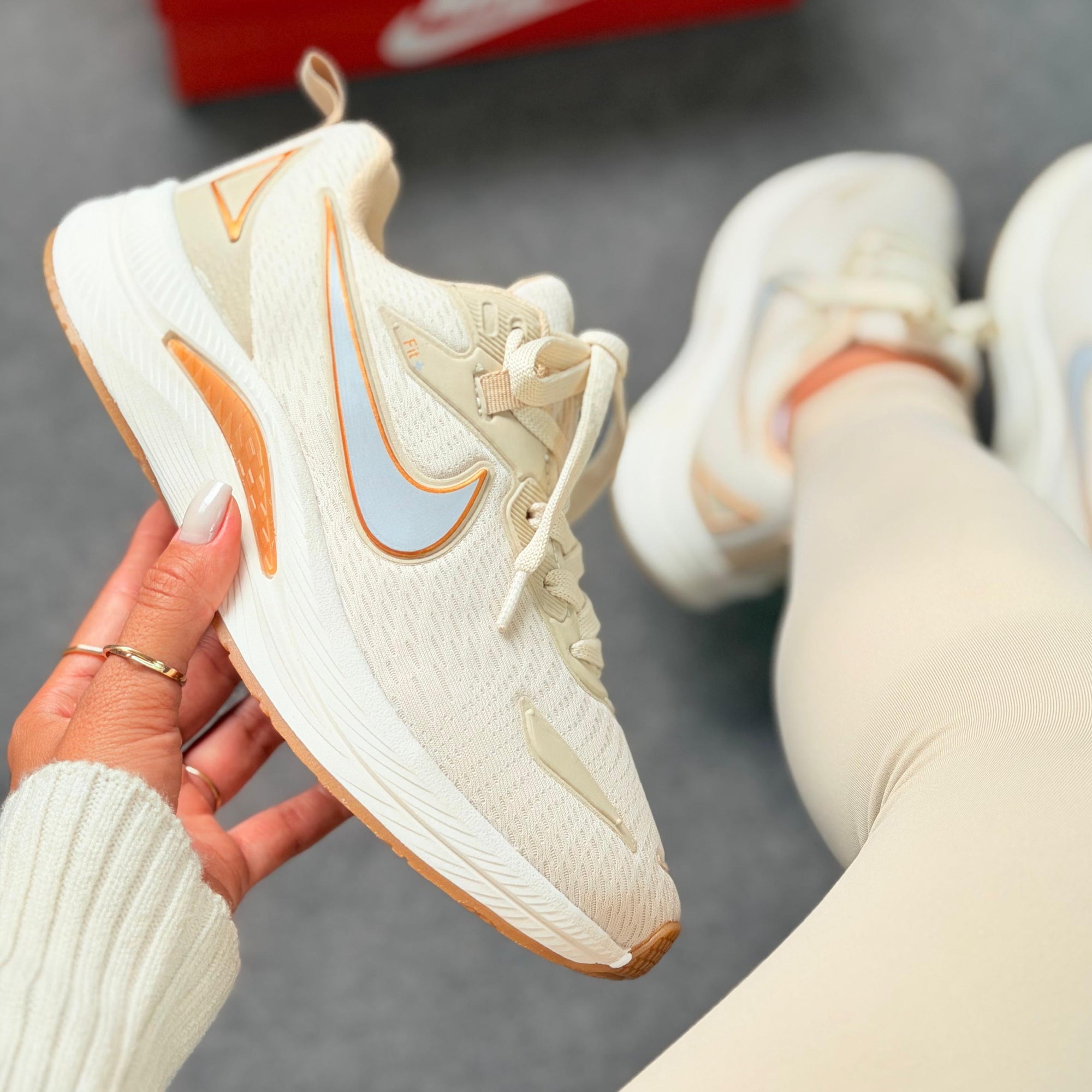Tênis Nike Running EST 1972 Bege/Ouro