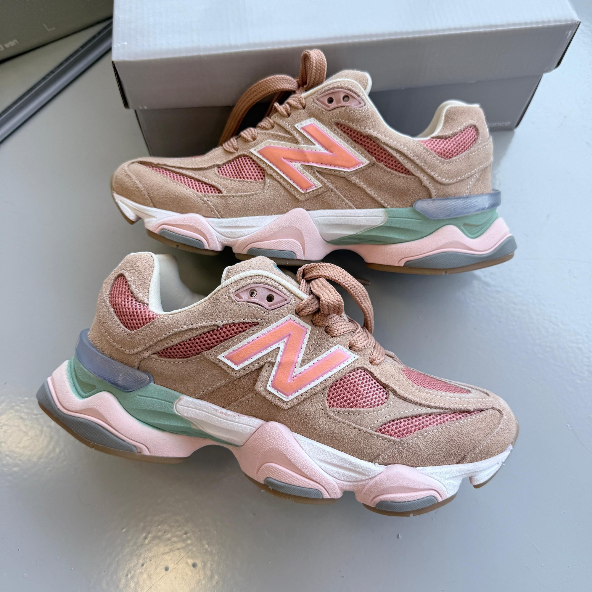 Tênis New Balance 9060 Salmão