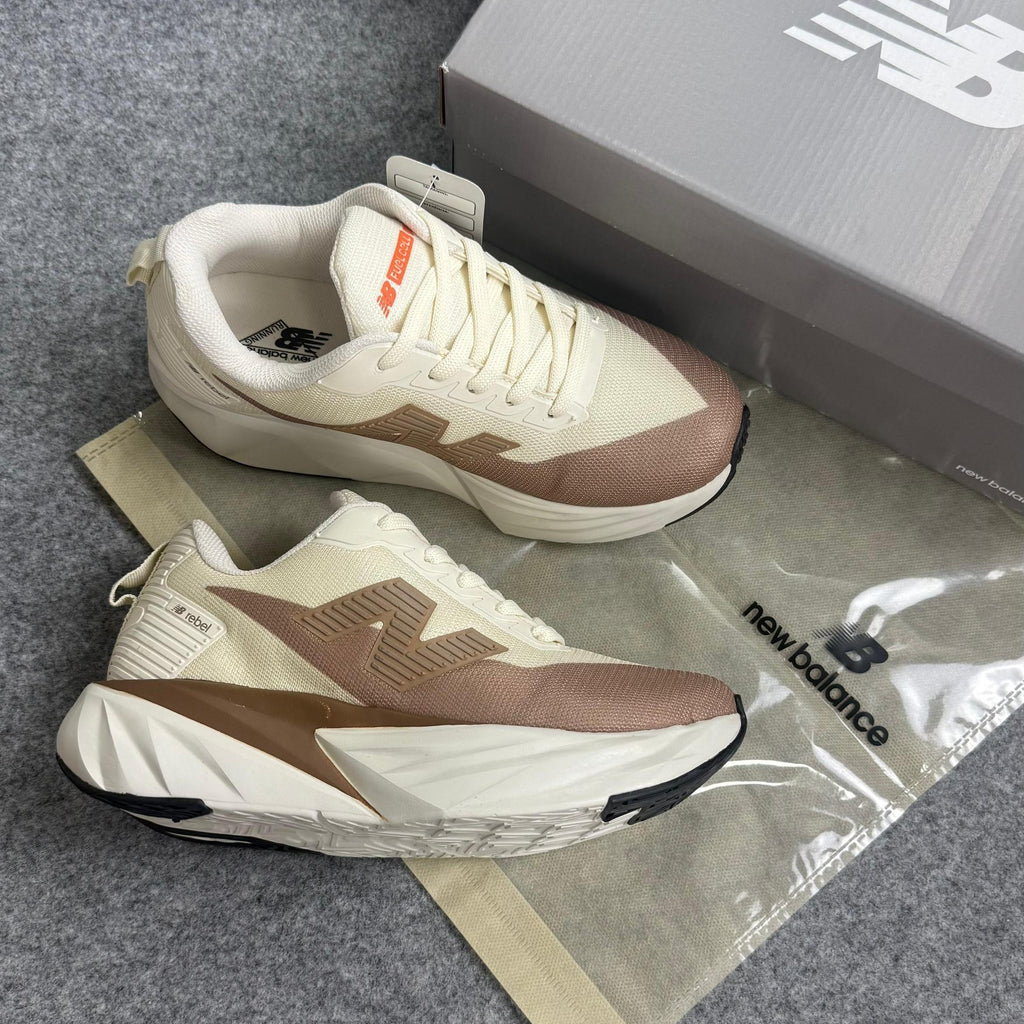 Tênis New Balance FuelCell Rebel Off White / Caramelo