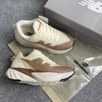 Tênis New Balance FuelCell Rebel Off White / Caramelo