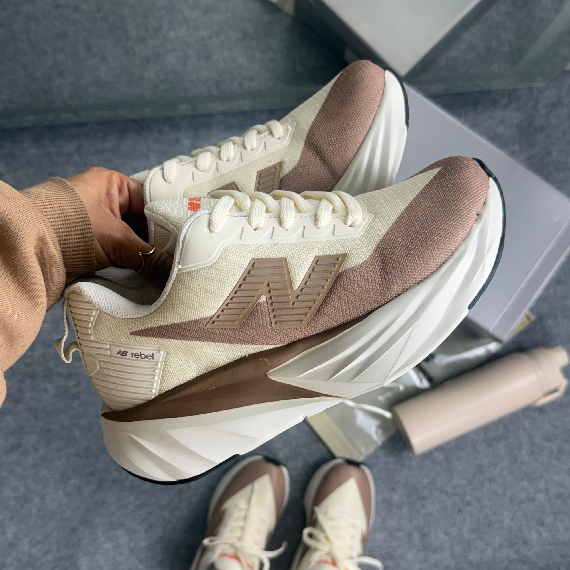 Tênis New Balance FuelCell Rebel Off White / Caramelo