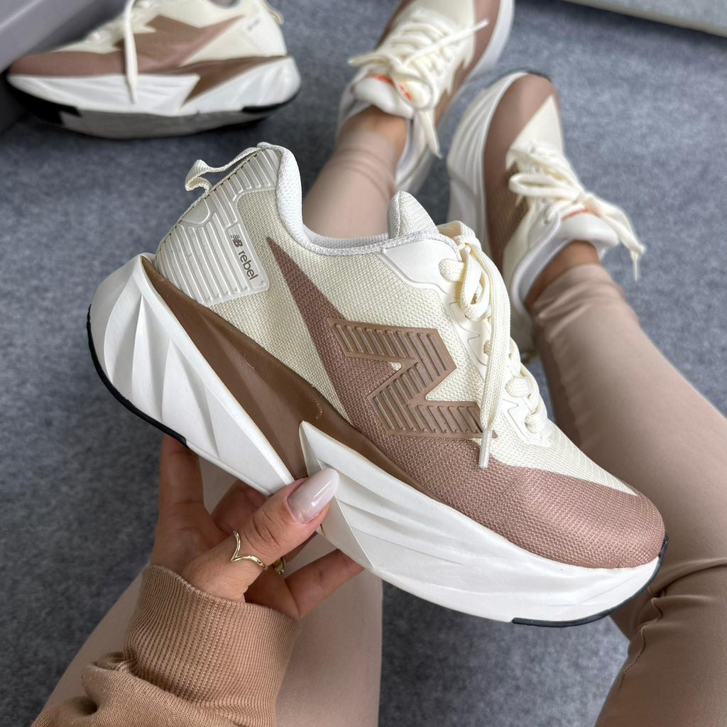Tênis New Balance FuelCell Rebel Off White / Caramelo