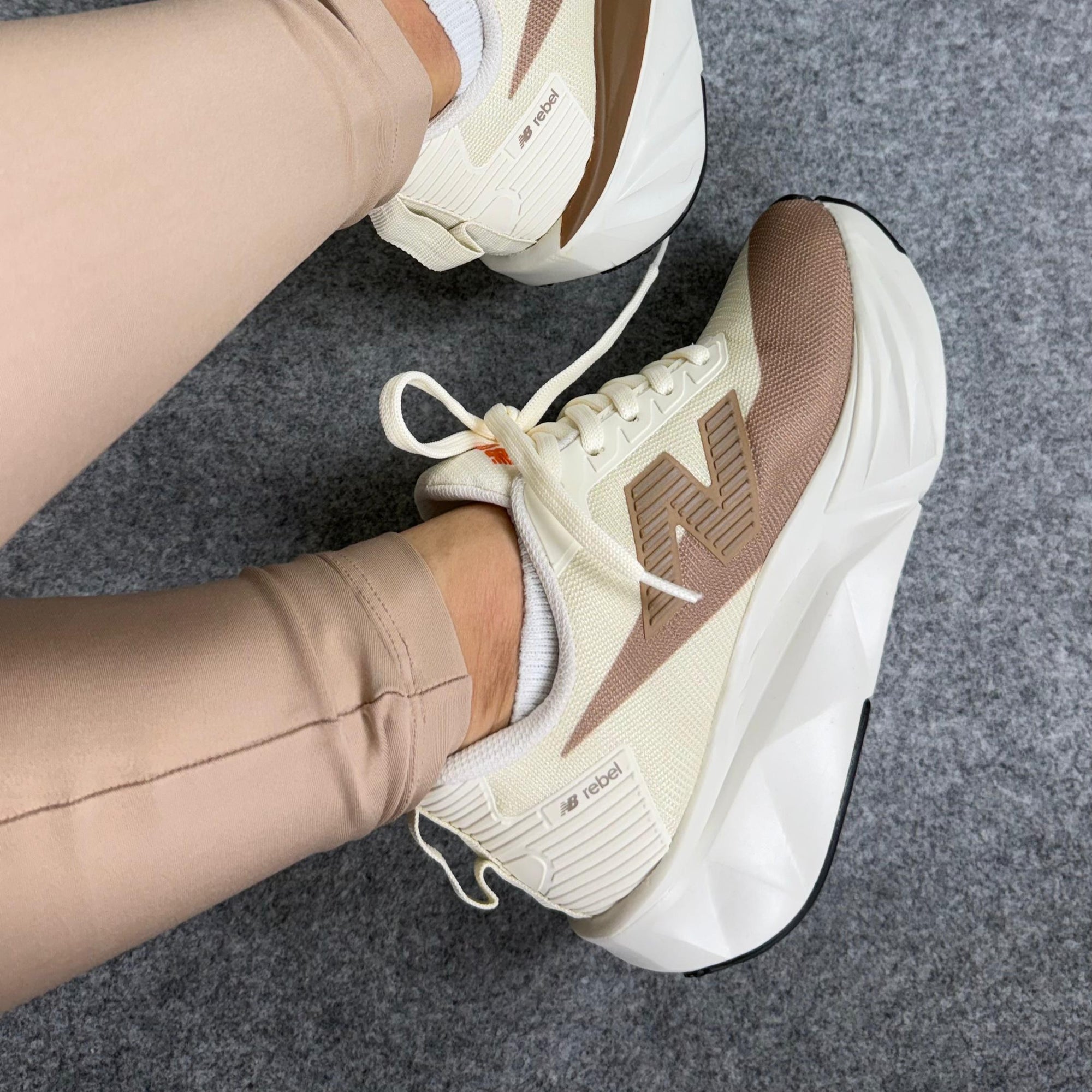 Tênis New Balance FuelCell Rebel Off White / Caramelo