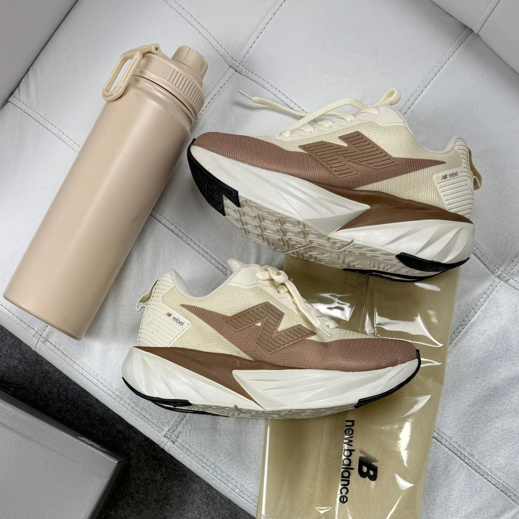 Tênis New Balance FuelCell Rebel Off White / Caramelo