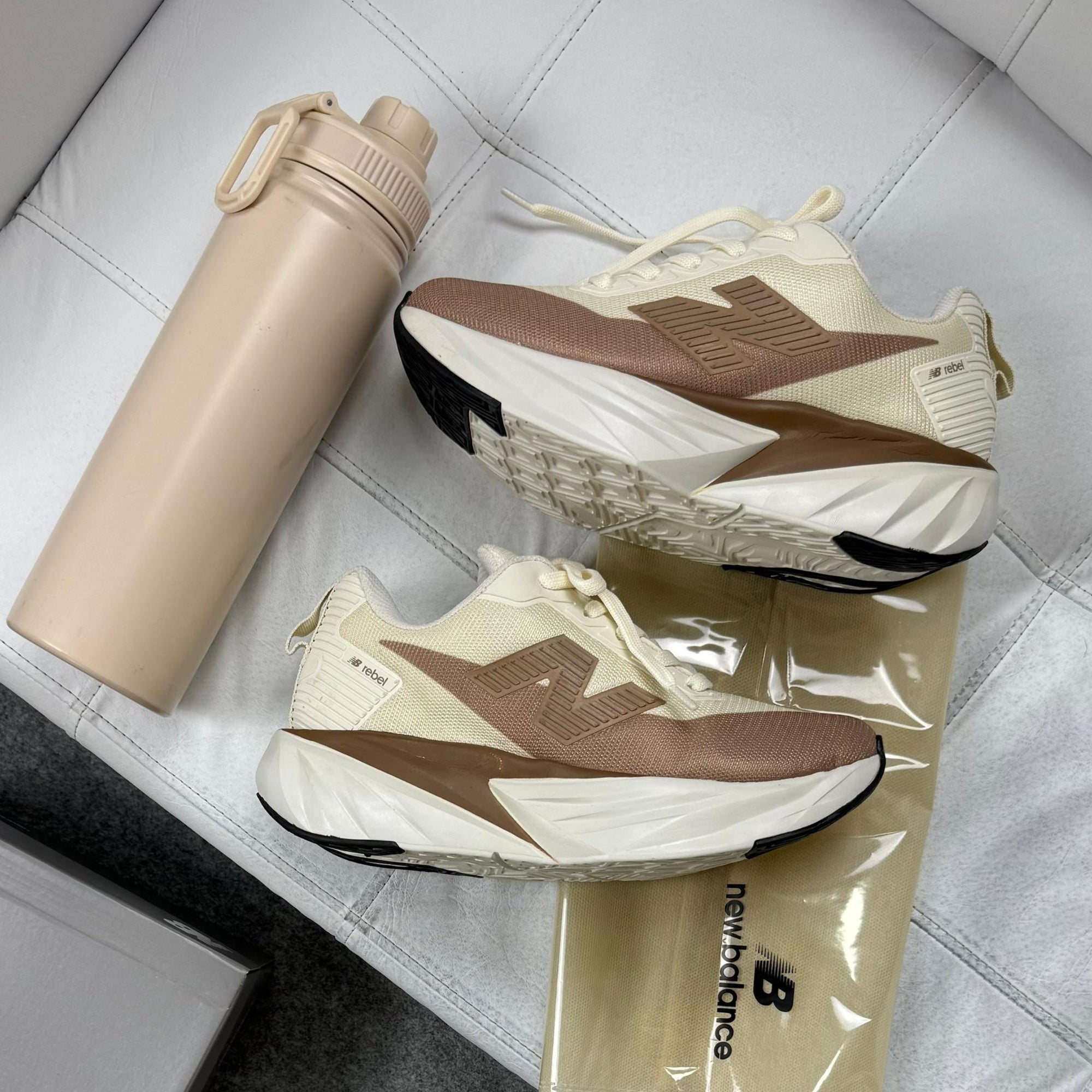 Tênis New Balance FuelCell Rebel Off White / Caramelo