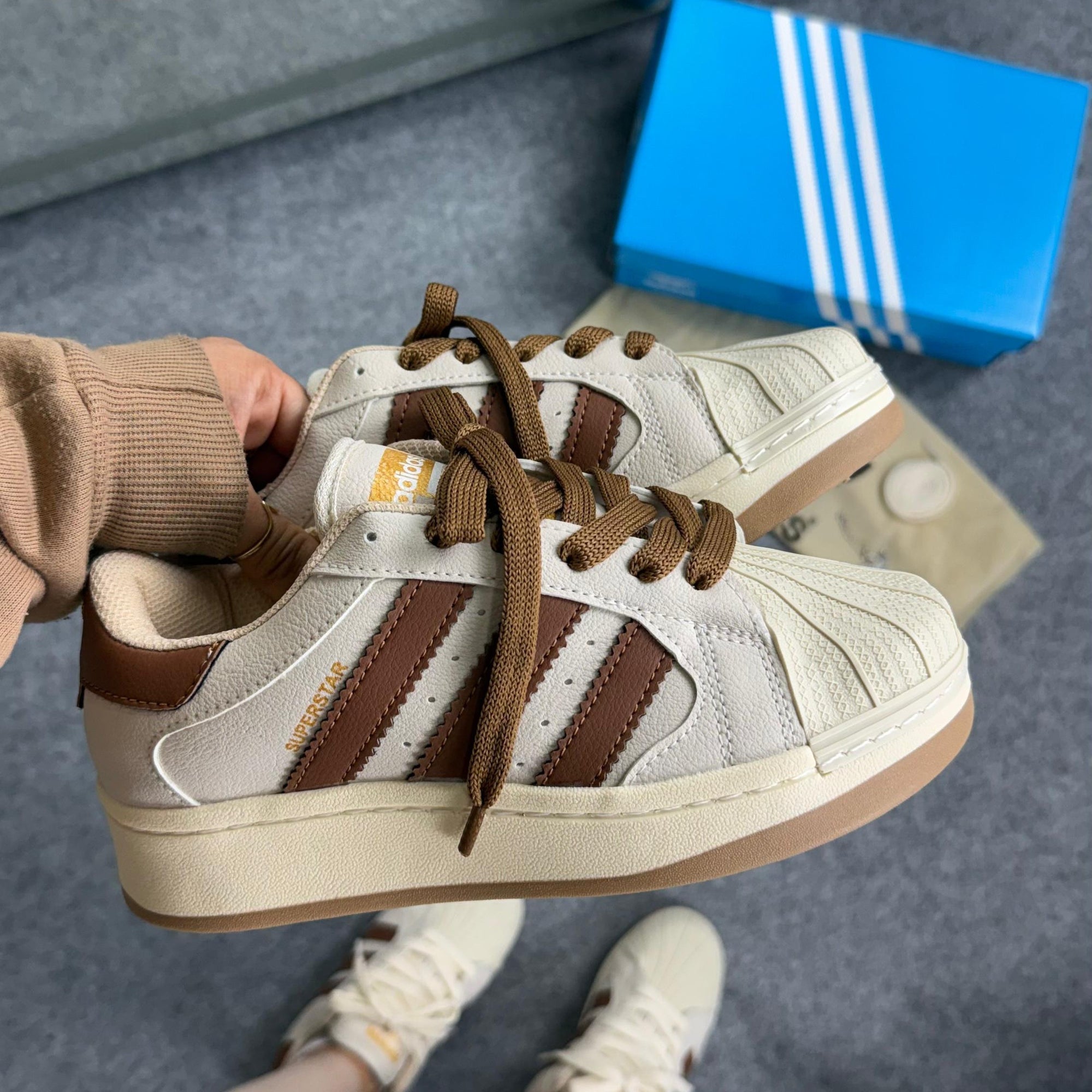 Tênis Adidas Superstar Plataforma Off Marrom