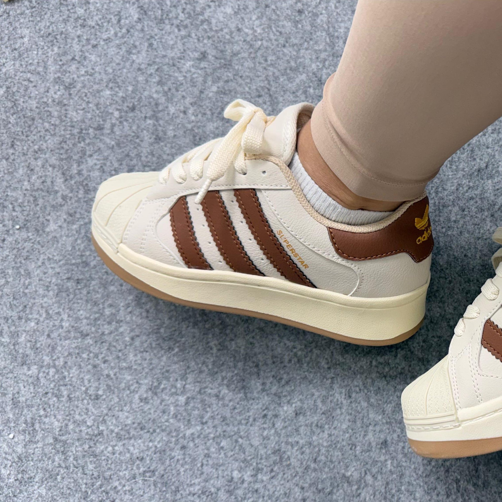 Tênis Adidas Superstar Plataforma Off Marrom