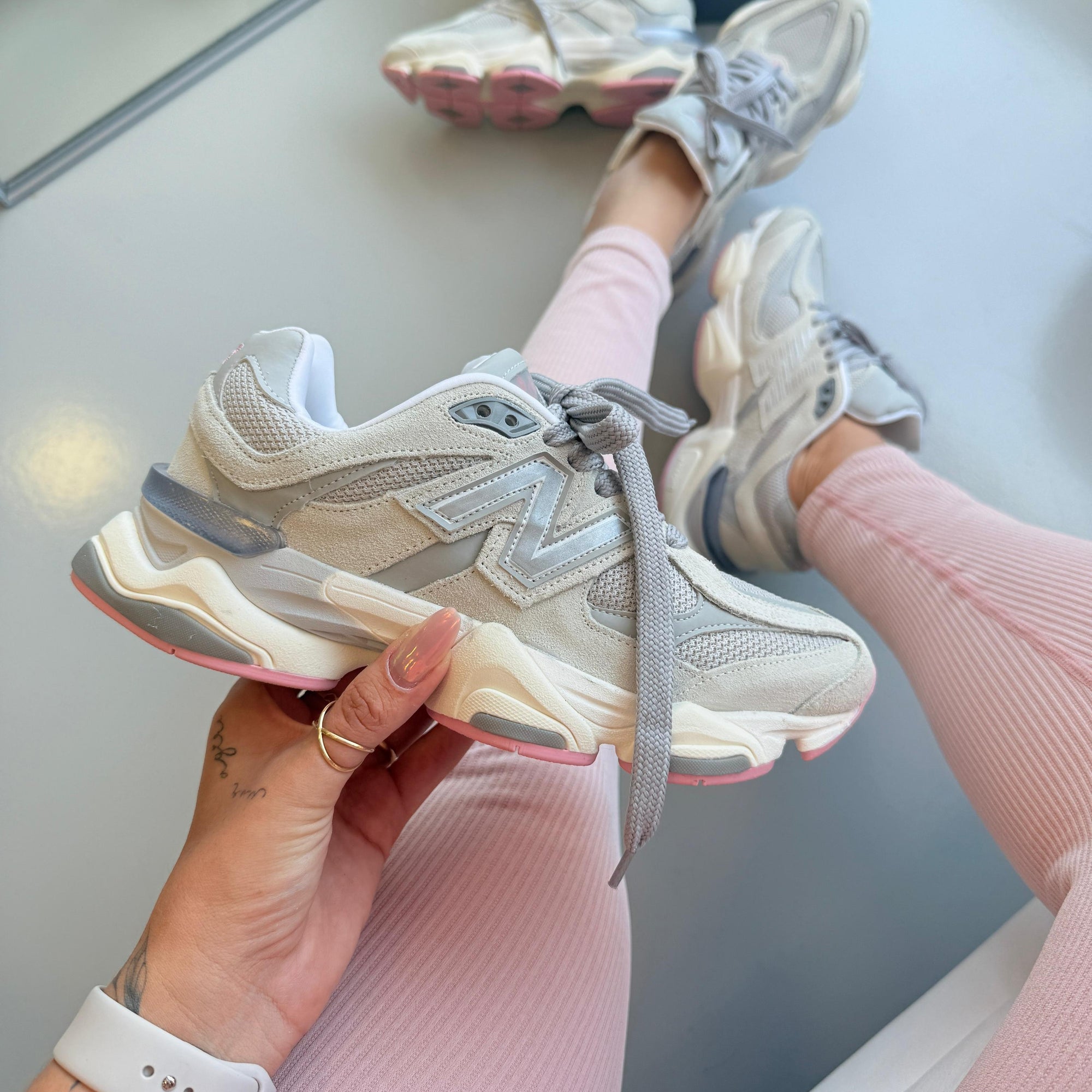 Tênis New Balance 9060 – Cinza/Rosa