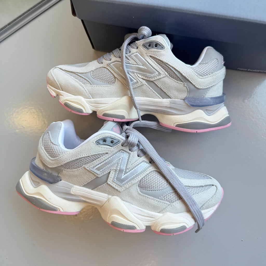 Tênis New Balance 9060 – Cinza/Rosa