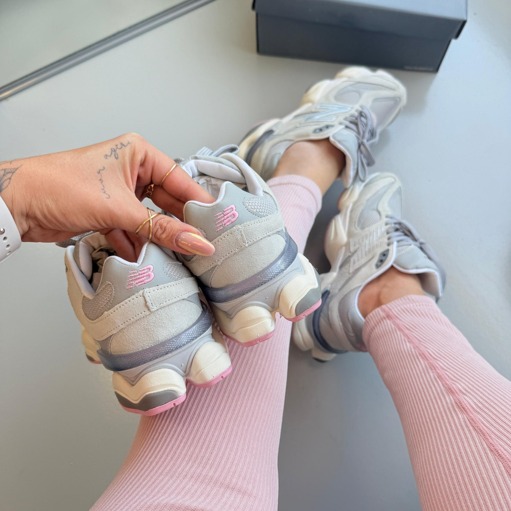 Tênis New Balance 9060 – Cinza/Rosa
