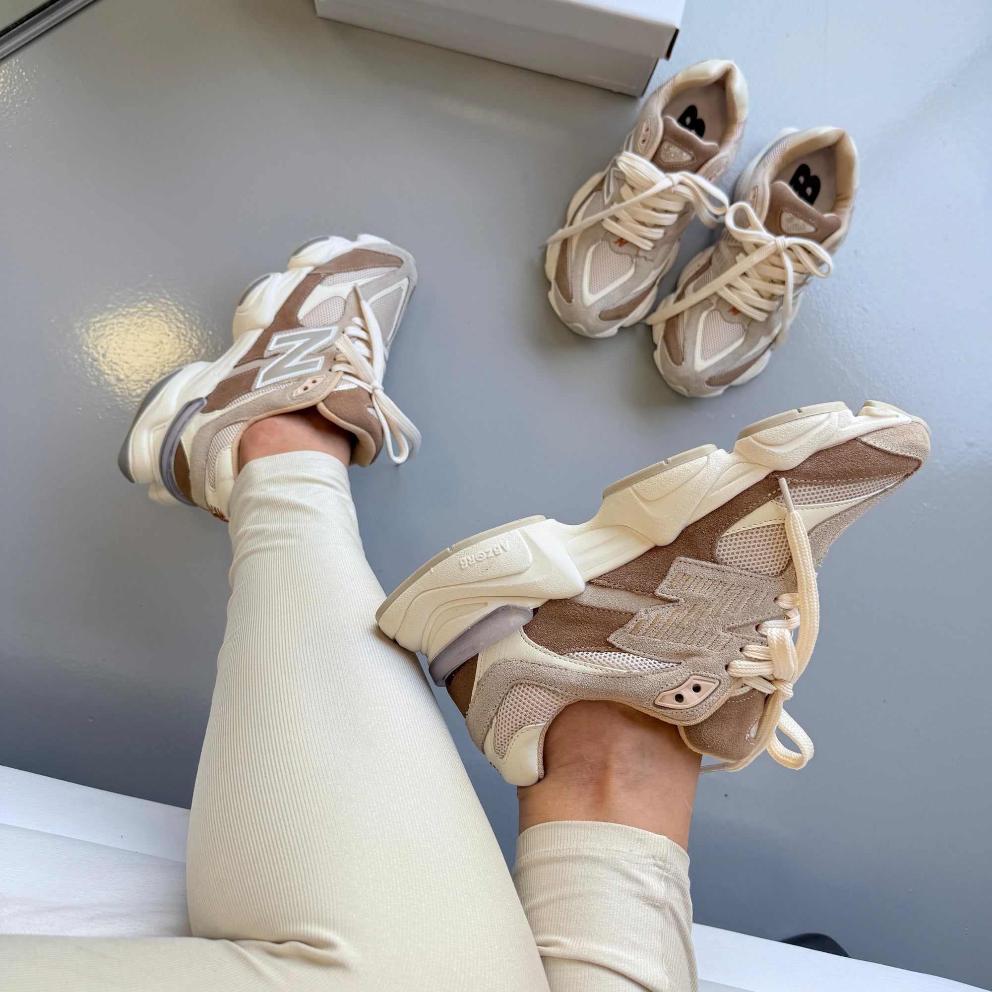 Tênis New Balance 9060 Couro Legítimo – Bege/Caramelo