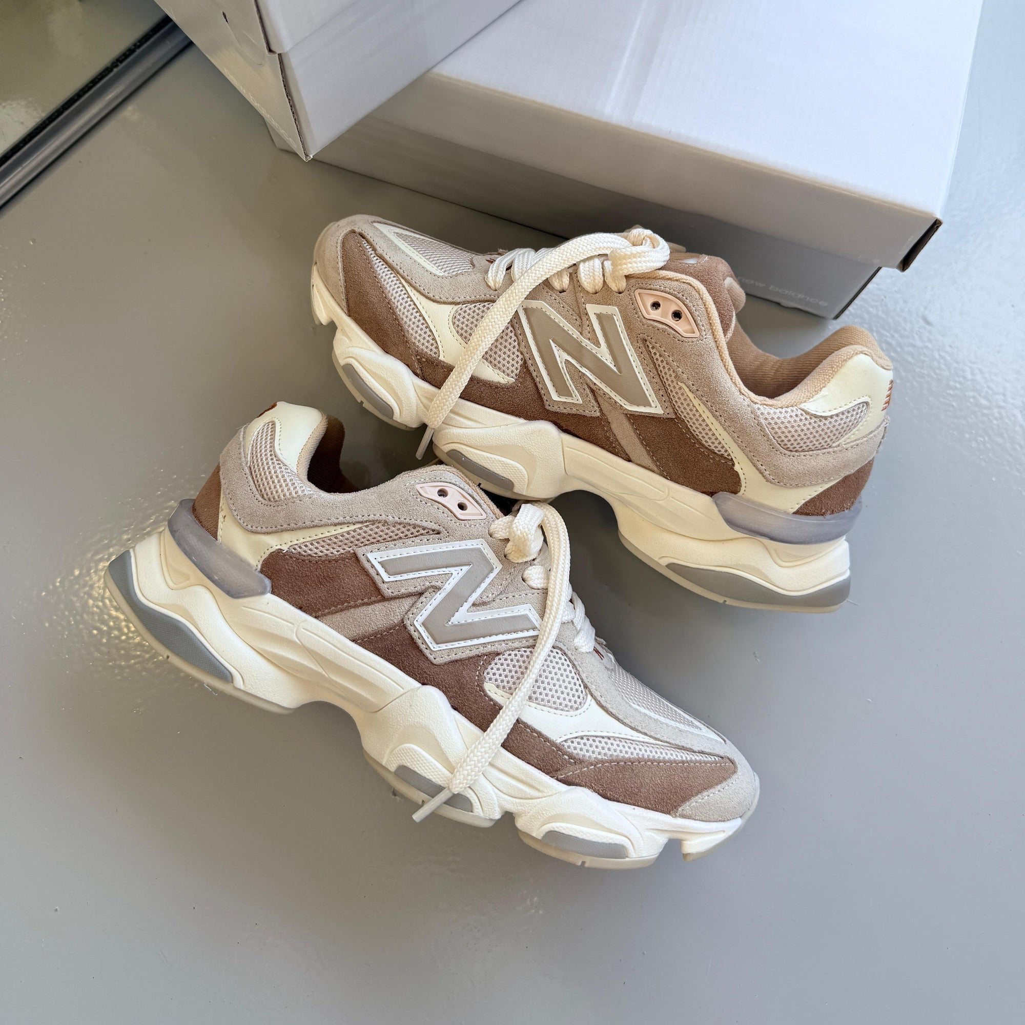 Tênis New Balance 9060 Couro Legítimo – Bege/Caramelo