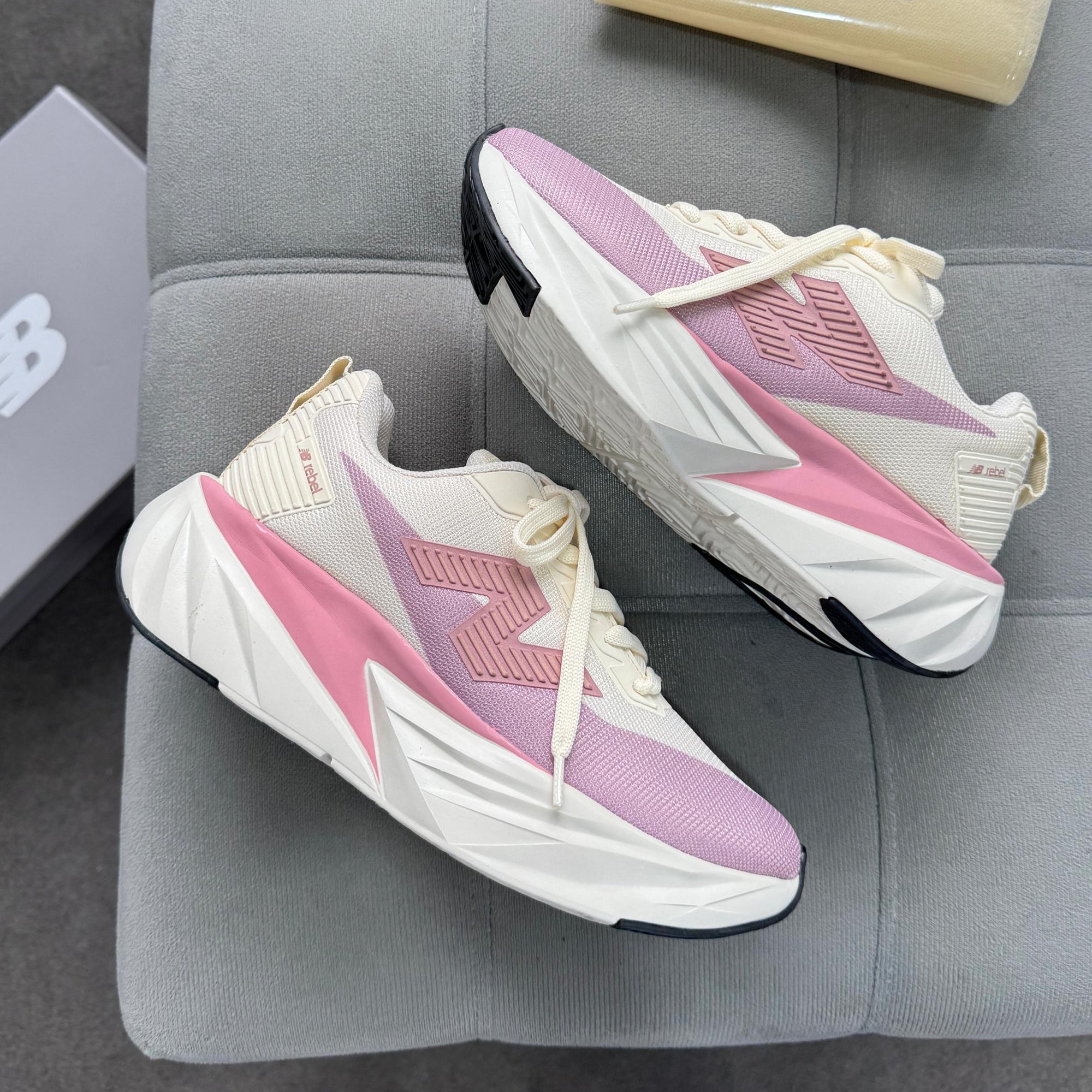 Tênis New Balance FuelCell Rebel Prime – Off White/Rosê