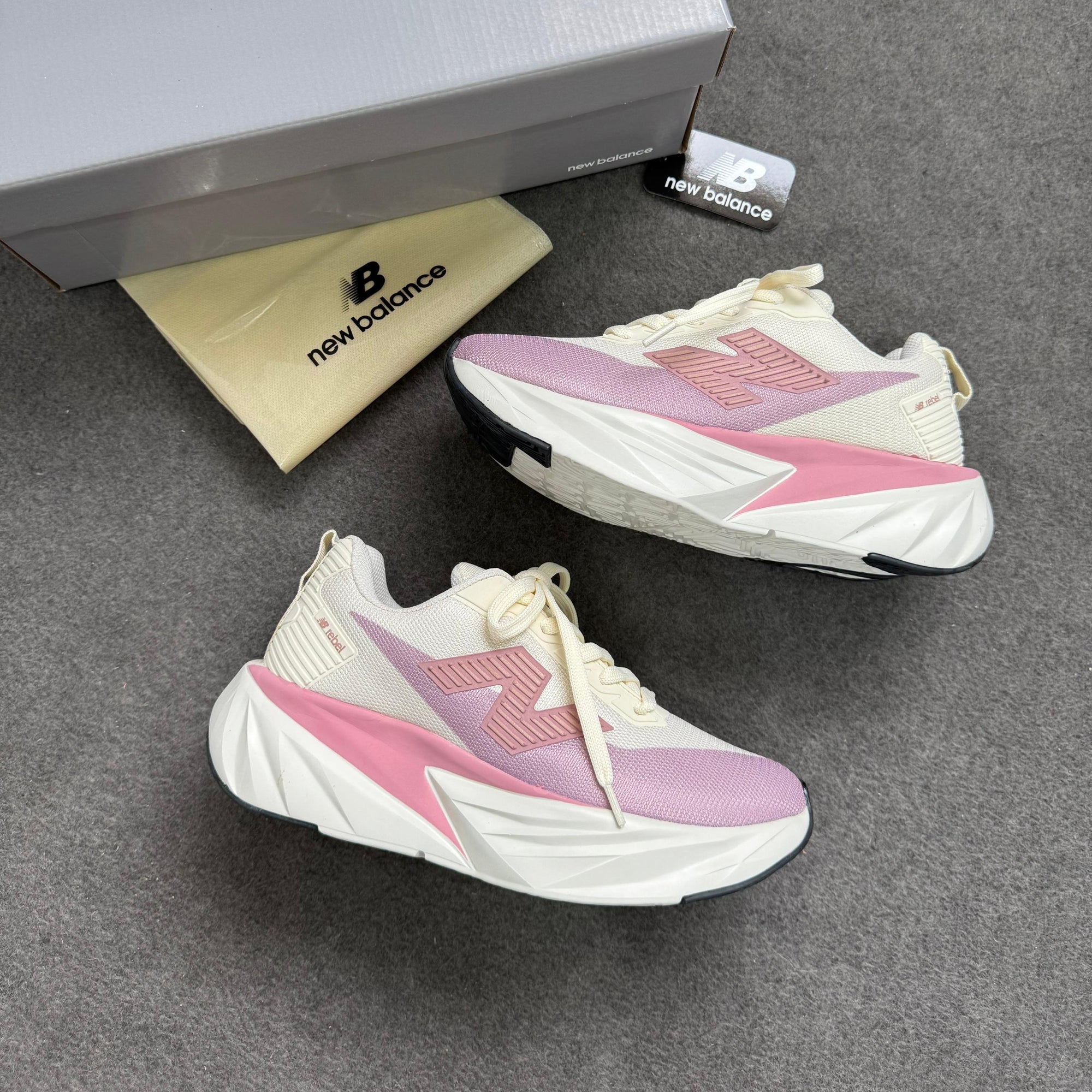 Tênis New Balance FuelCell Rebel Prime – Off White/Rosê