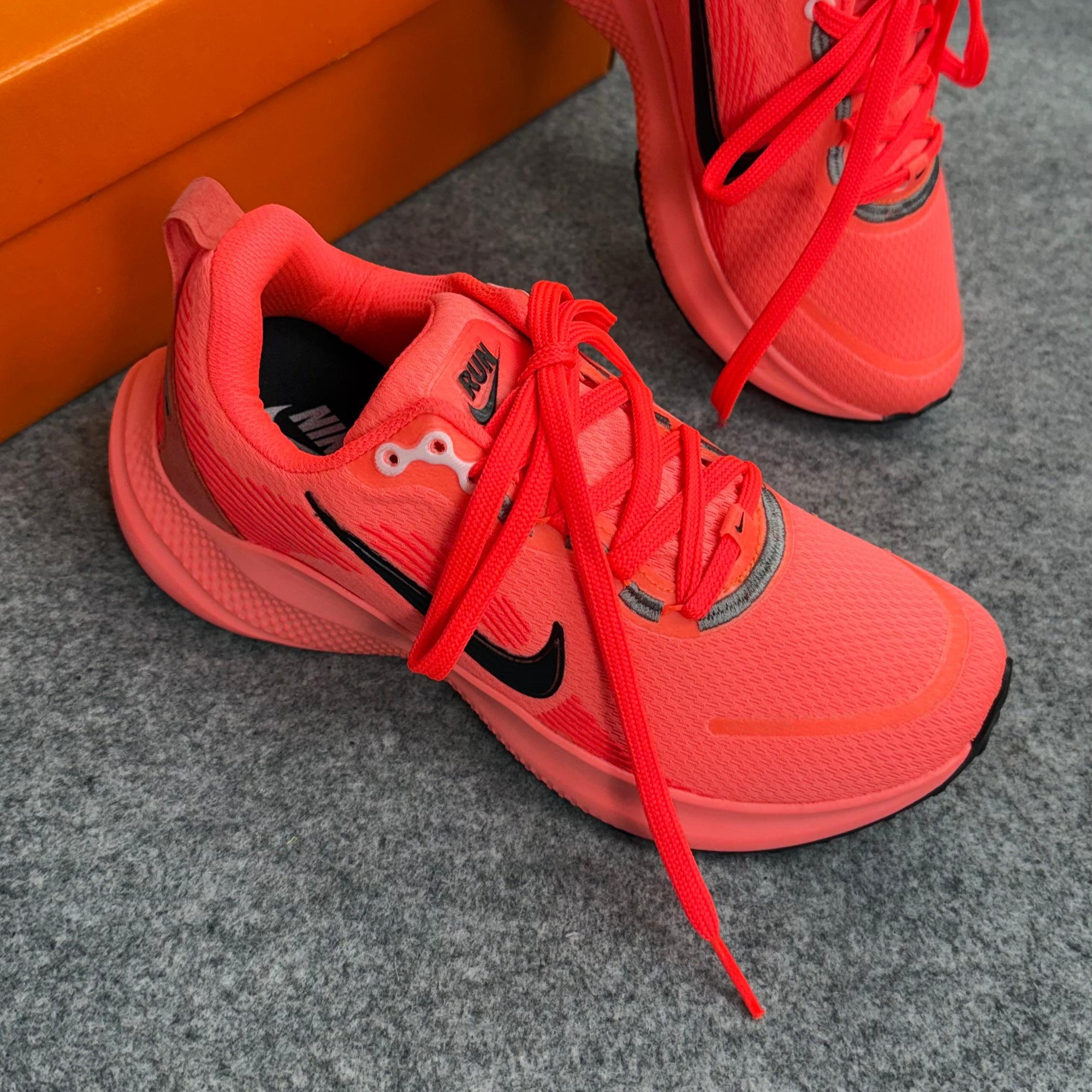 Tênis Nike Vomero 18 Prime – Salmão
