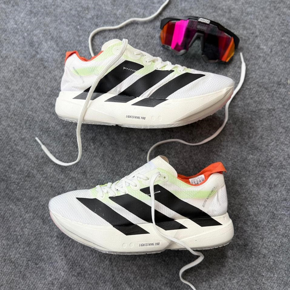 Adizero Adios Pro 4 – Branco/Preto/Laranja