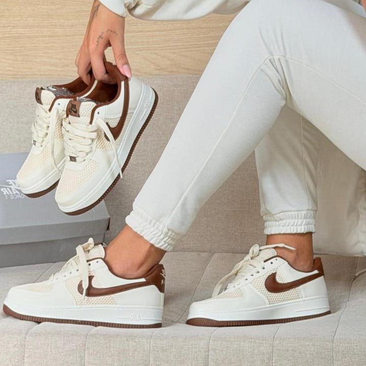 Nike Air Force 1 – Off/Castanho | Linha Luxo