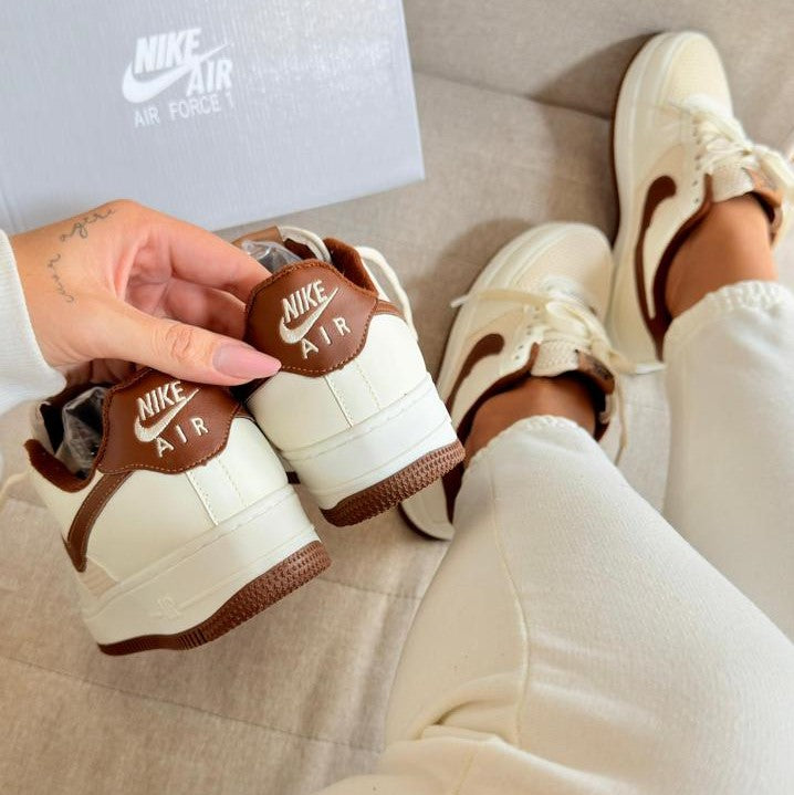 Nike Air Force 1 – Off/Castanho | Linha Luxo