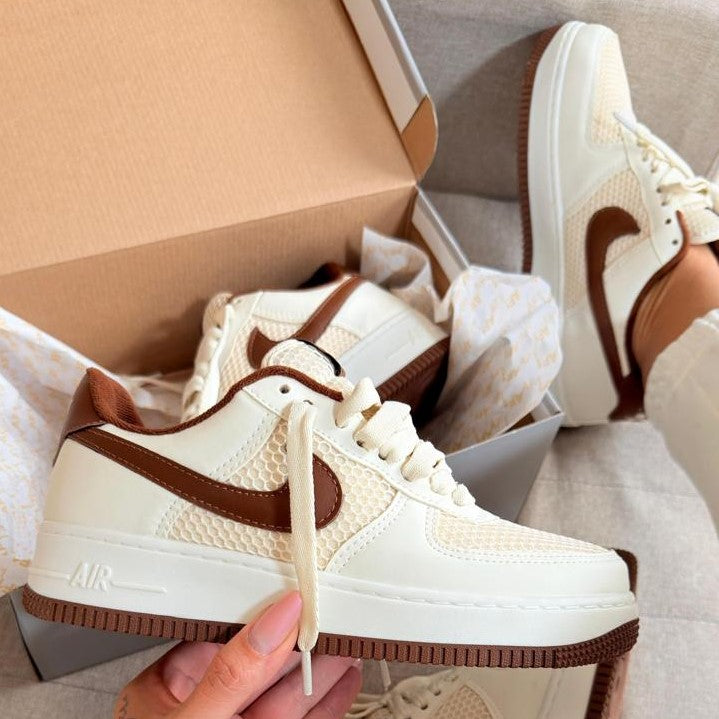 Nike Air Force 1 – Off/Castanho | Linha Luxo