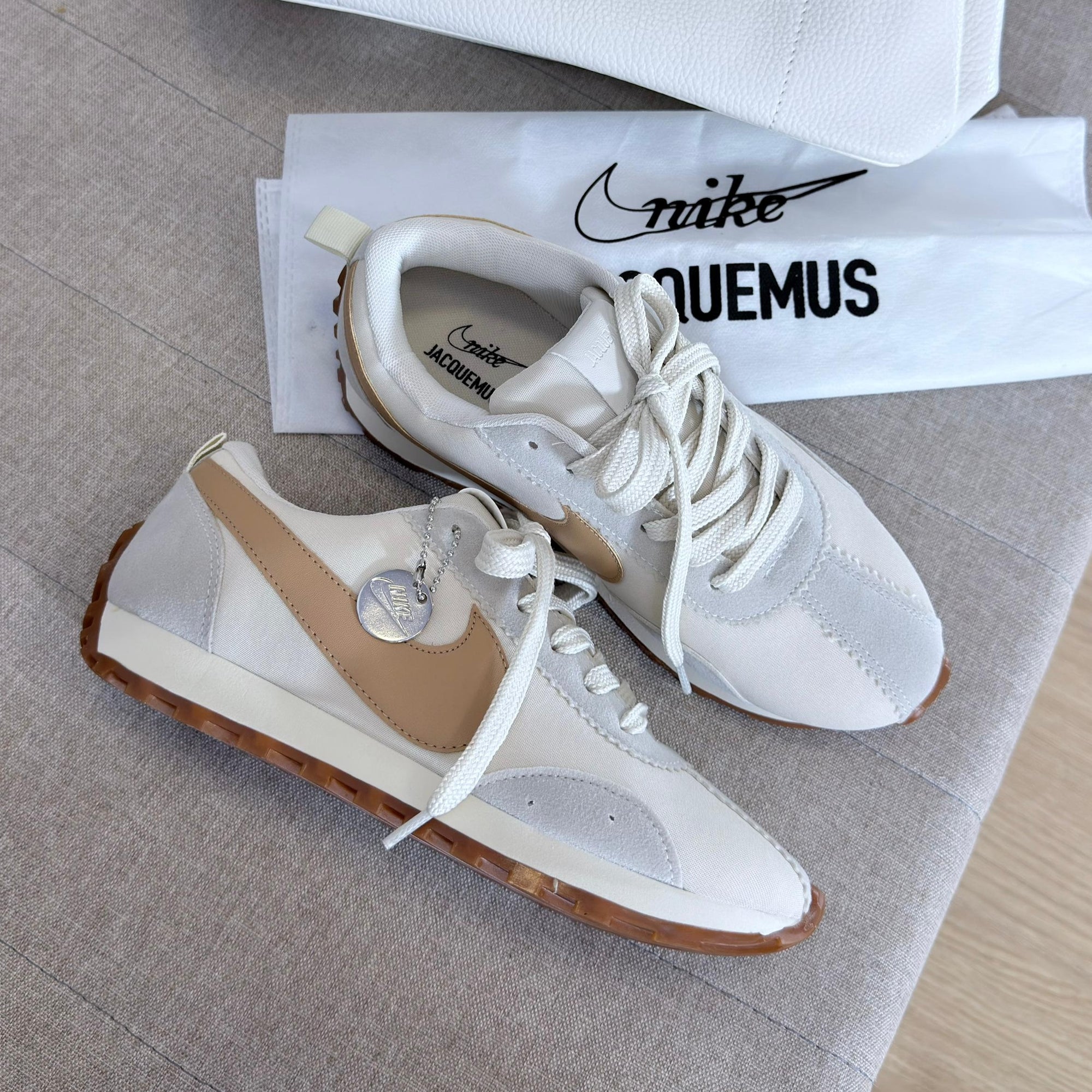 Nike x Jacquemus Alabaster – Off/Palha