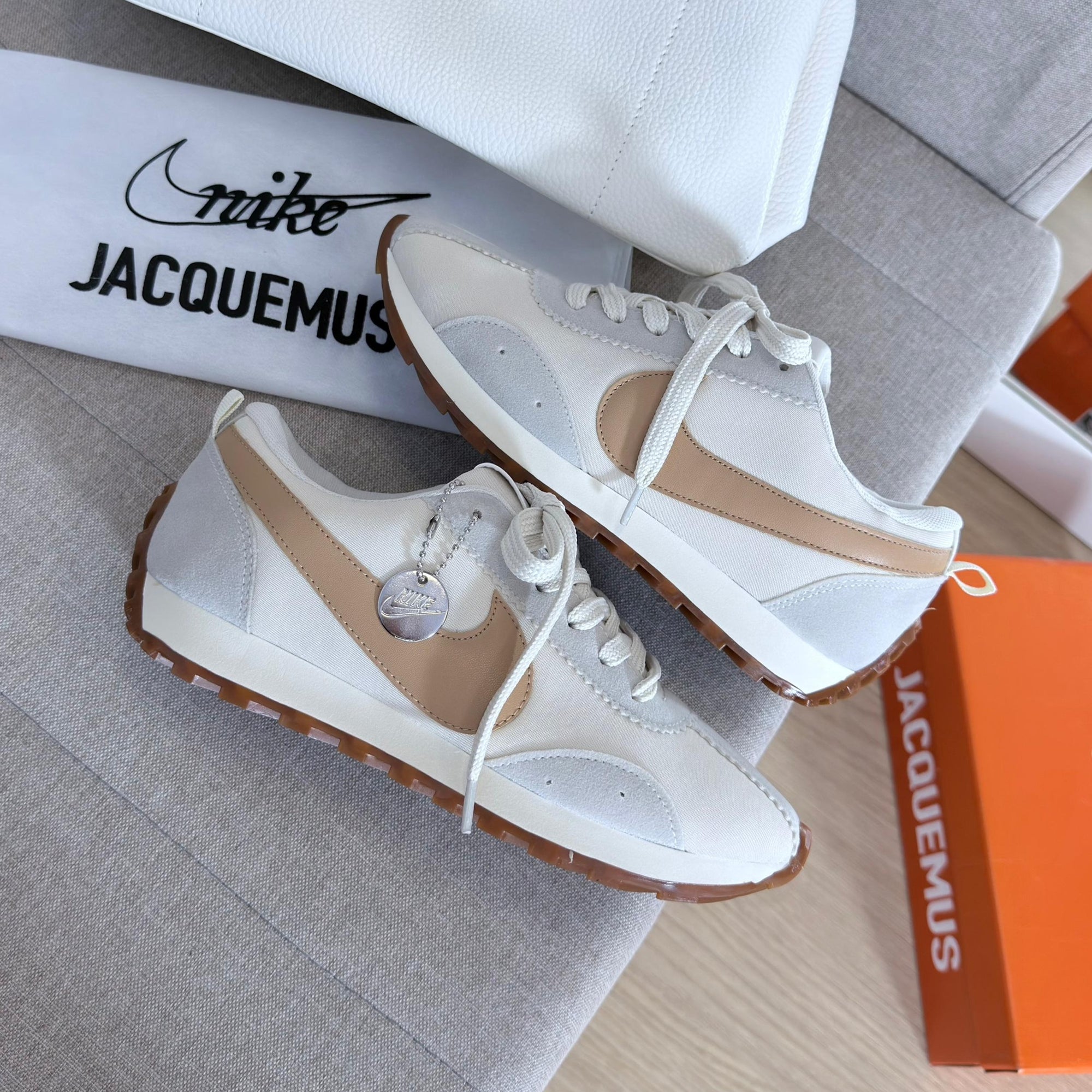 Nike x Jacquemus Alabaster – Off/Palha