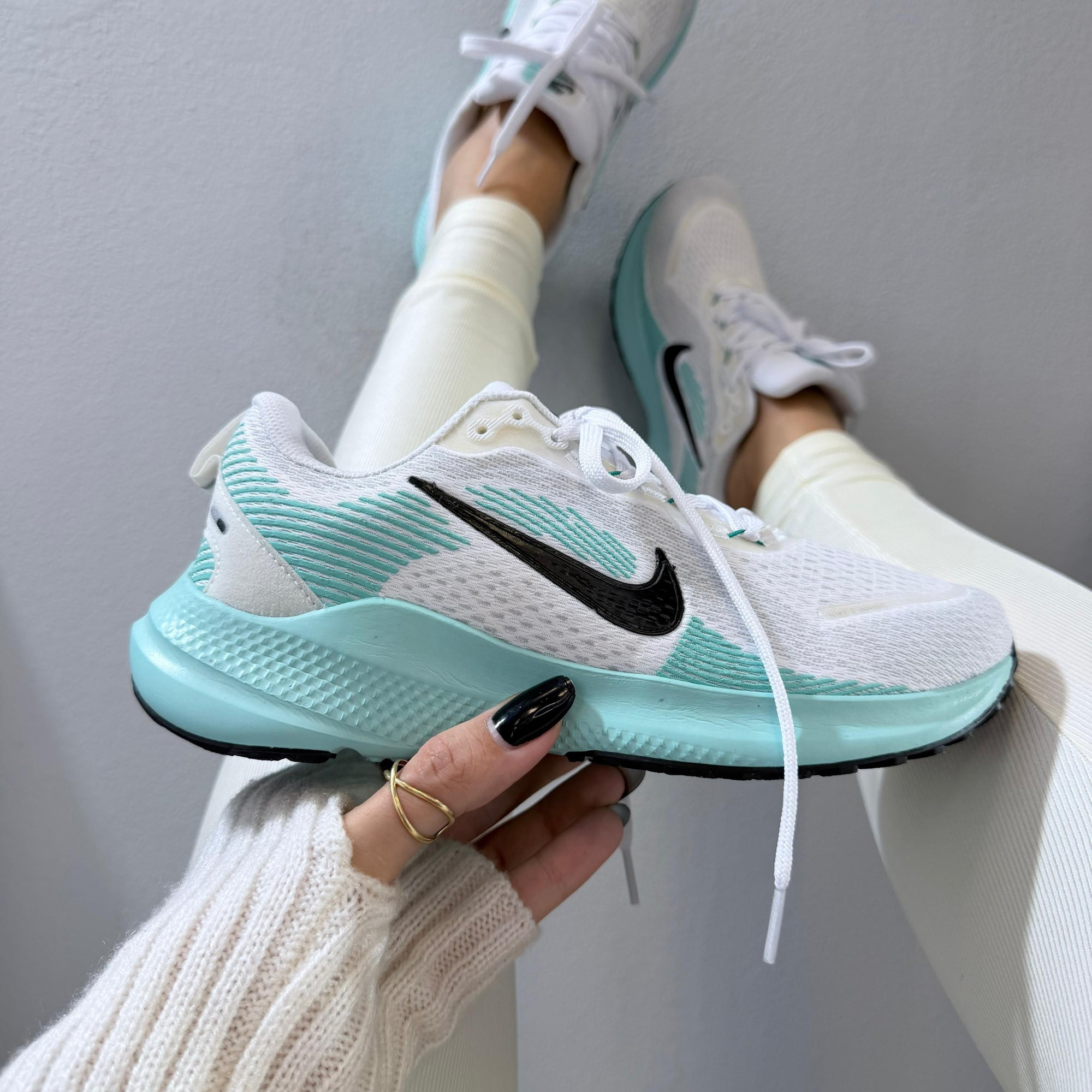 Nike Vomero 18 – Branco/Preto/Verde Água (Linha Prime)