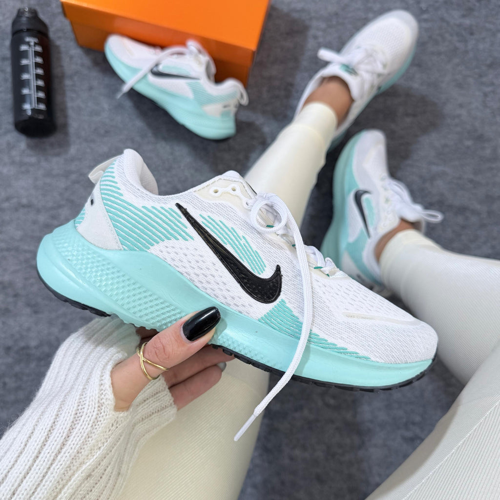 Nike Vomero 18 – Branco/Preto/Verde Água (Linha Prime)