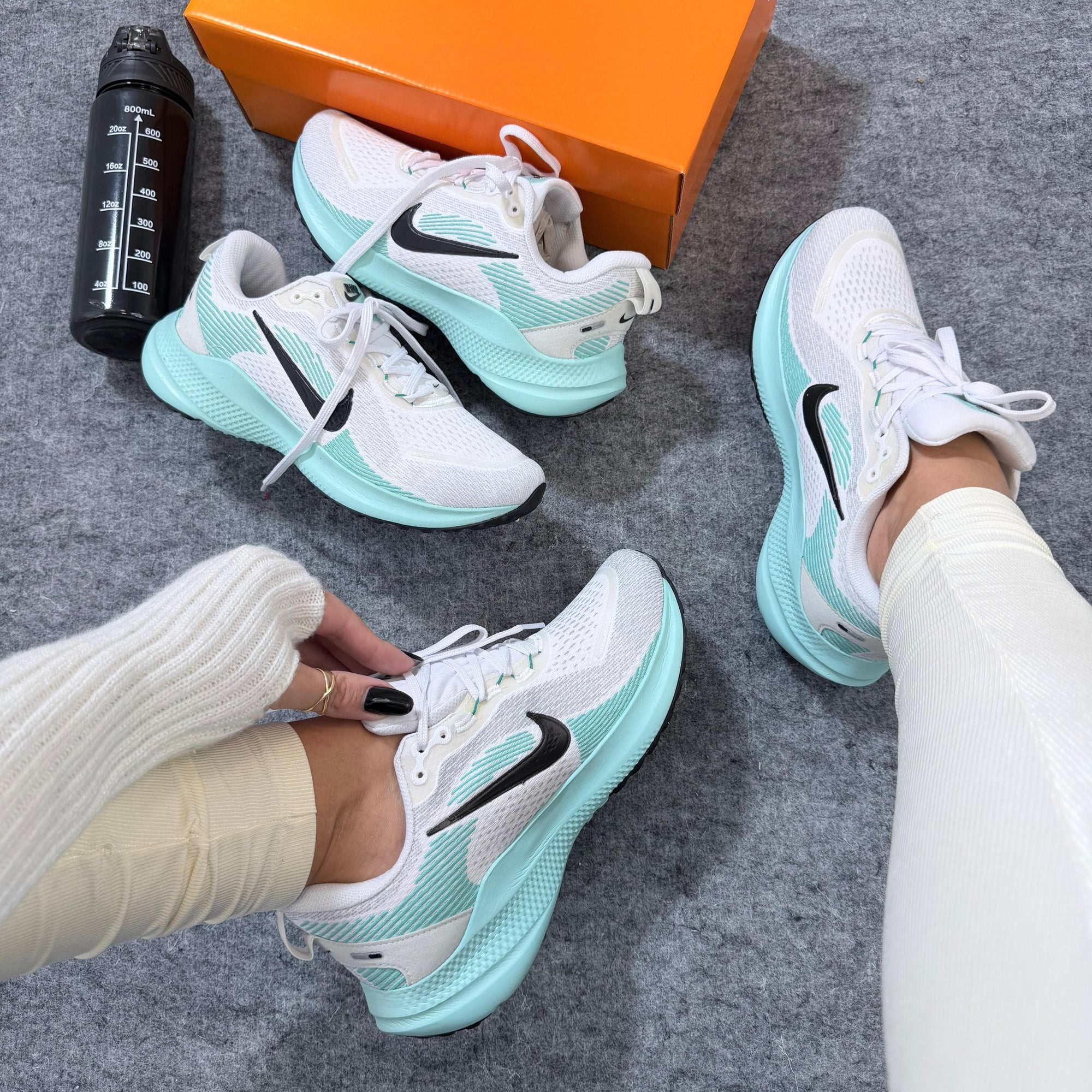 Nike Vomero 18 – Branco/Preto/Verde Água (Linha Prime)