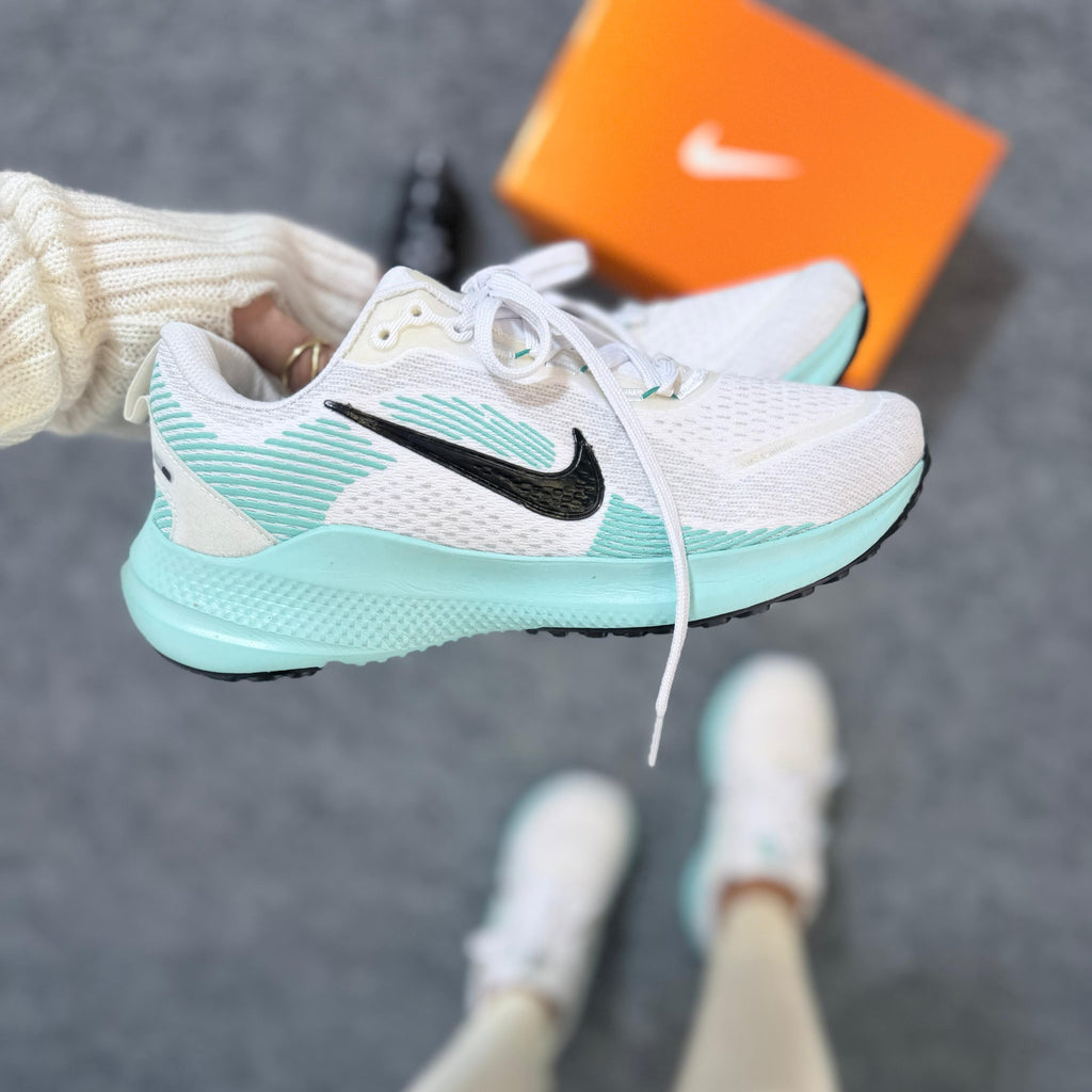 Nike Vomero 18 – Branco/Preto/Verde Água (Linha Prime)