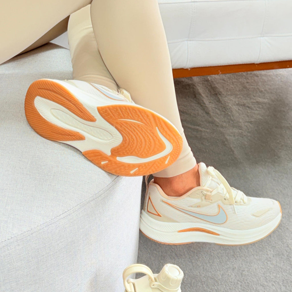Tênis Nike Running EST 1972 Bege/Dourado