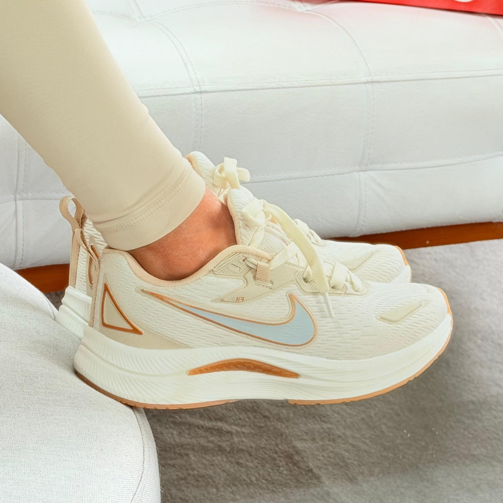 Tênis Nike Running EST 1972 Bege/Dourado