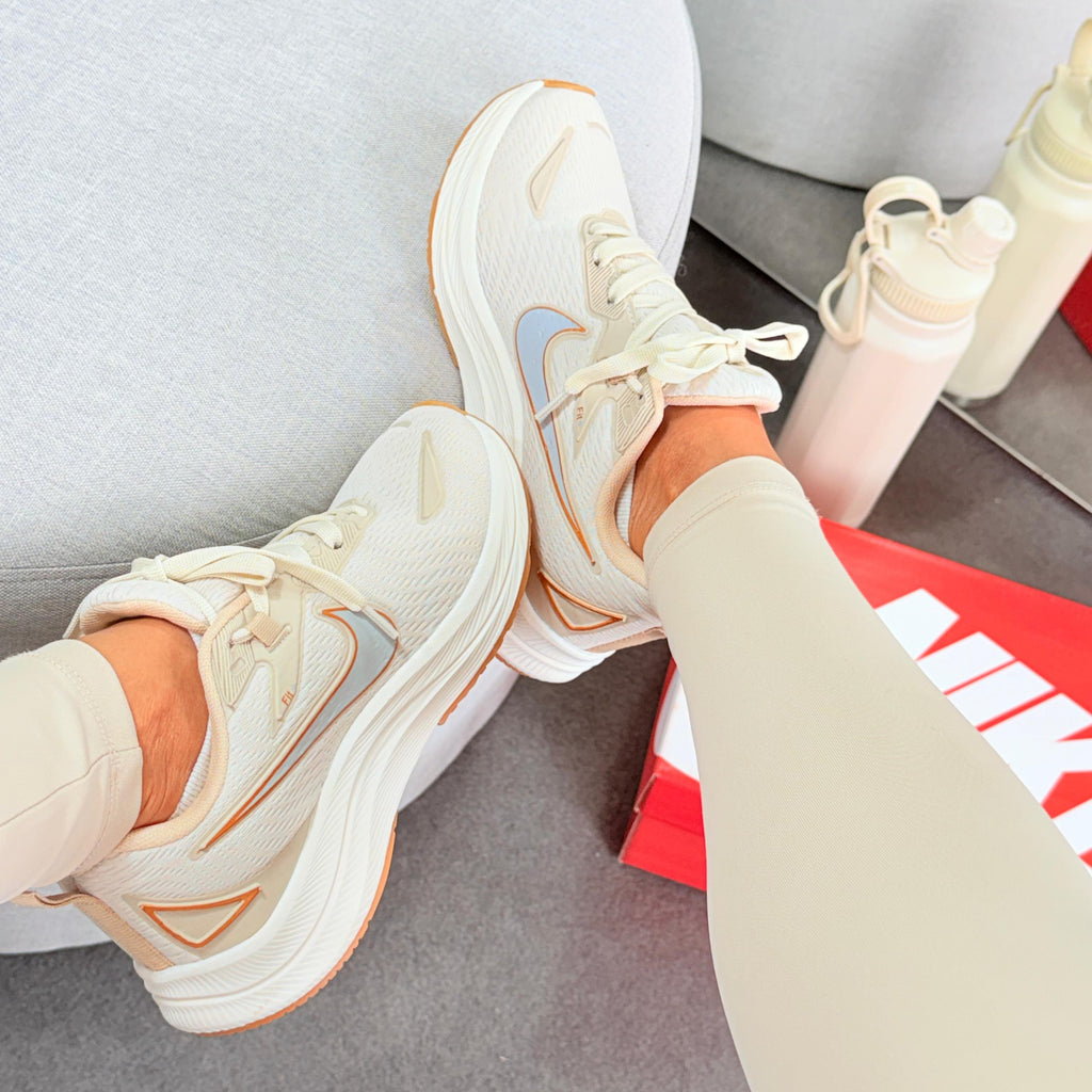 Tênis Nike Running EST 1972 Bege/Dourado