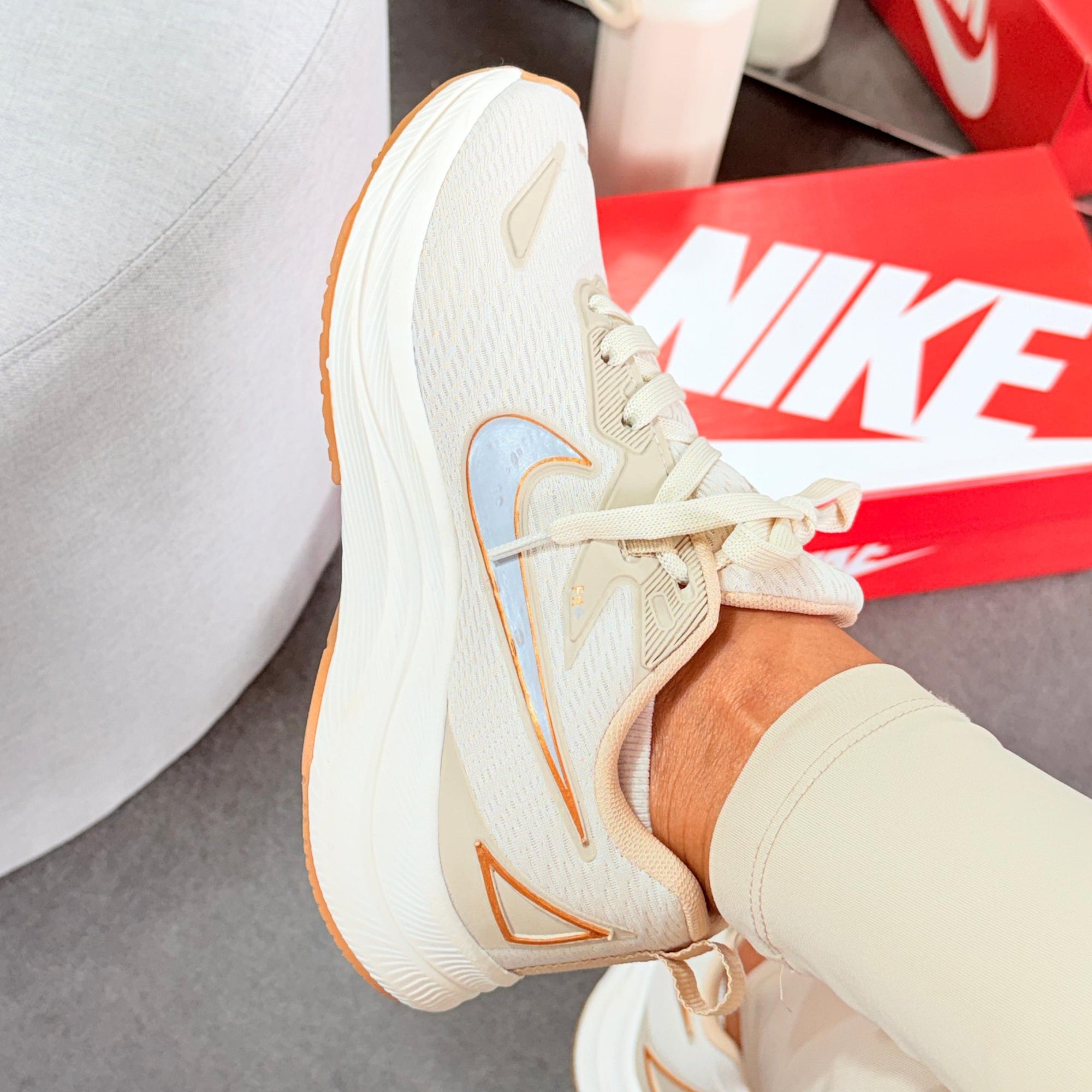 Tênis Nike Running EST 1972 Bege/Dourado