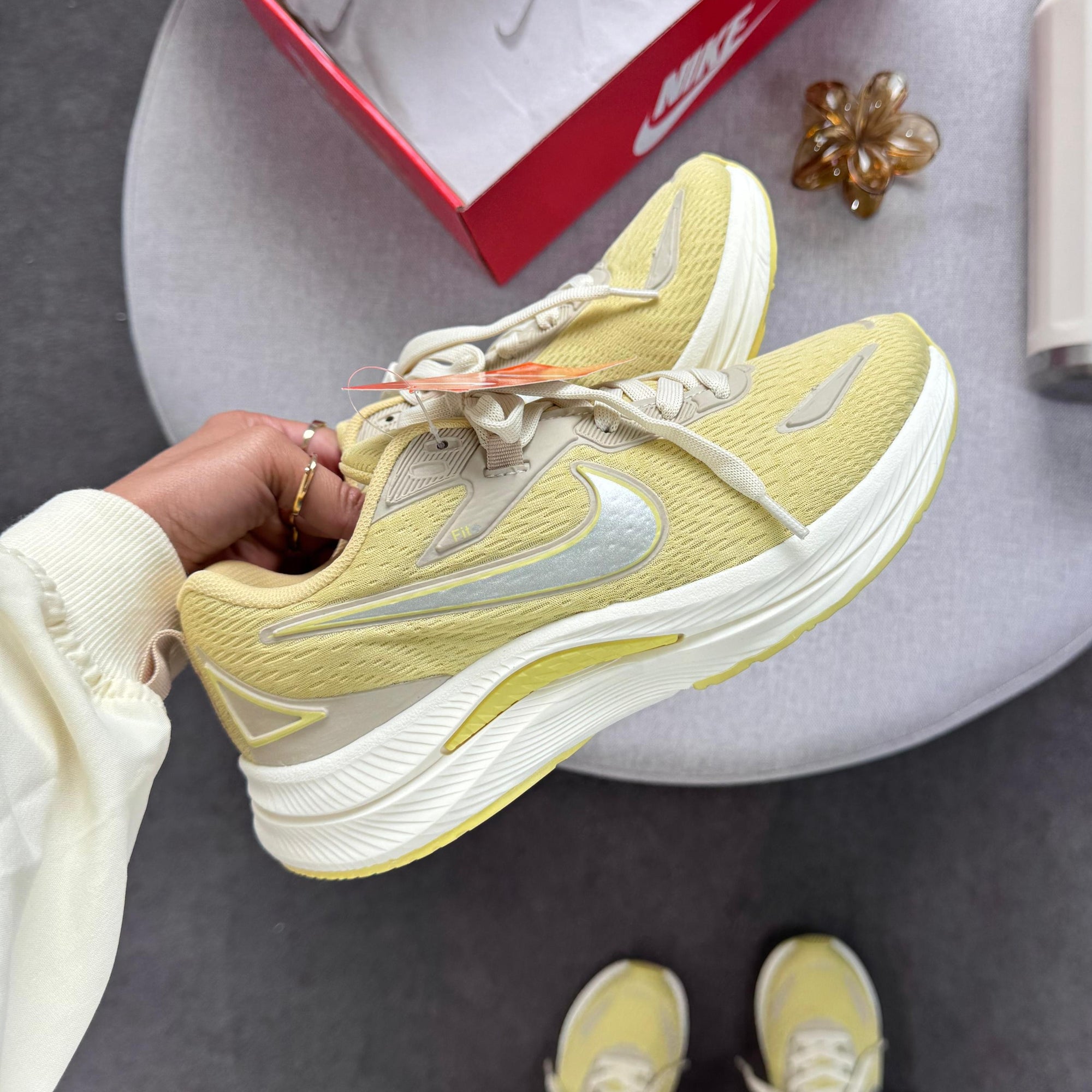 Tênis Nike Running EST 1972 Amarelo Manteiga