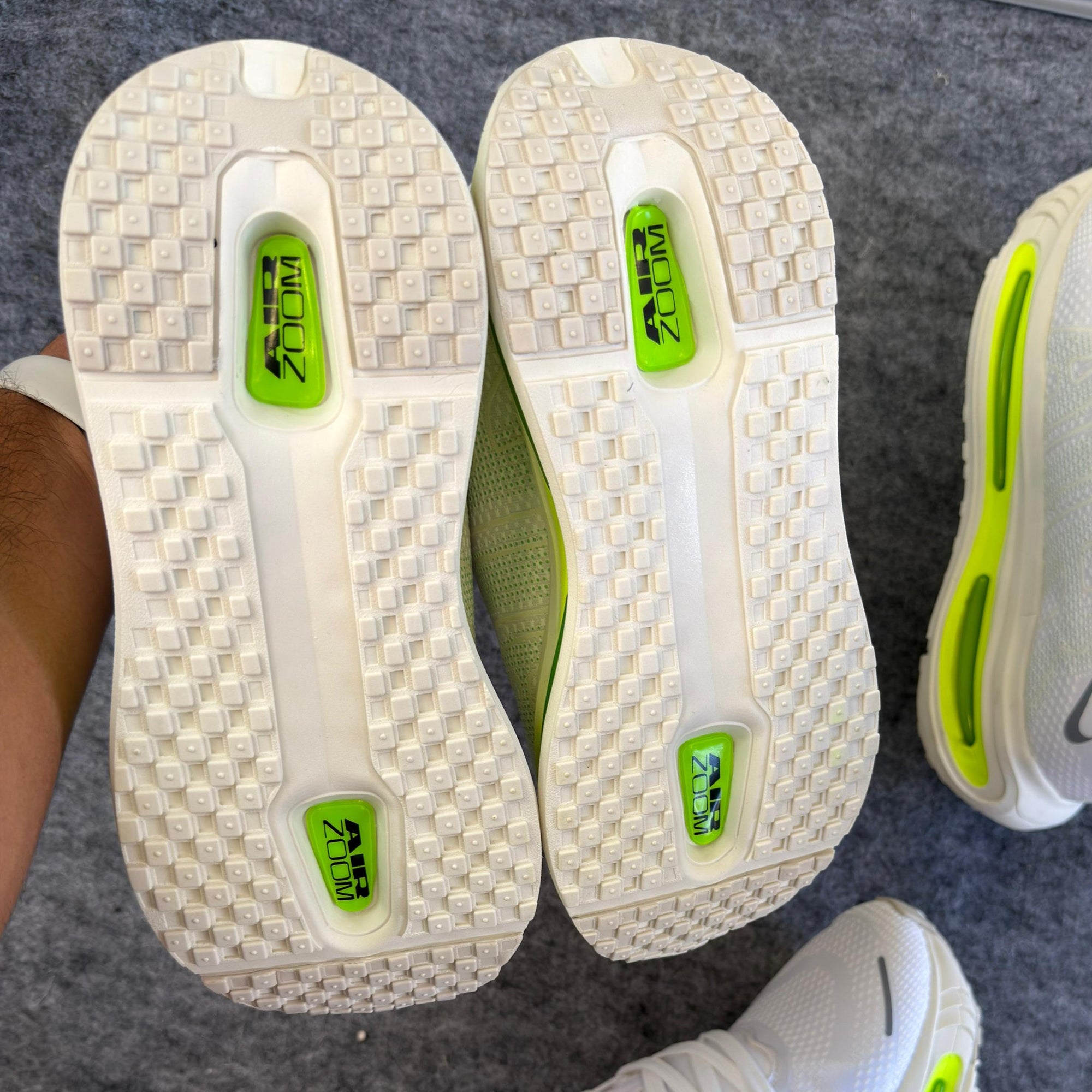 Tênis Nike Air Vomero Premium Branco/Verde Flúor