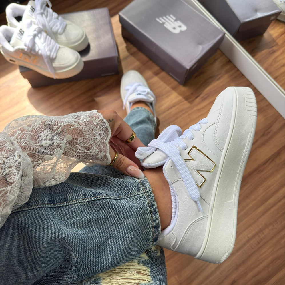 Tênis New Balance CT303 – Branco/Ouro 🤍✨