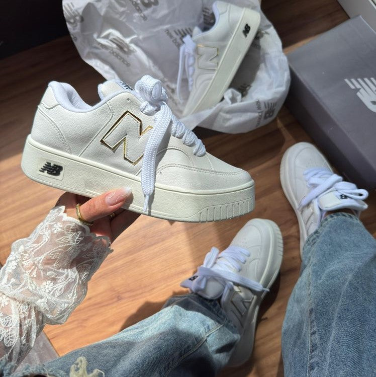 Tênis New Balance CT303 – Branco/Ouro 🤍✨