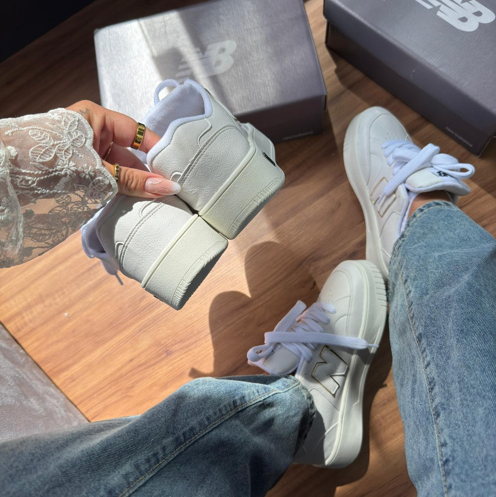 Tênis New Balance CT303 – Branco/Ouro 🤍✨