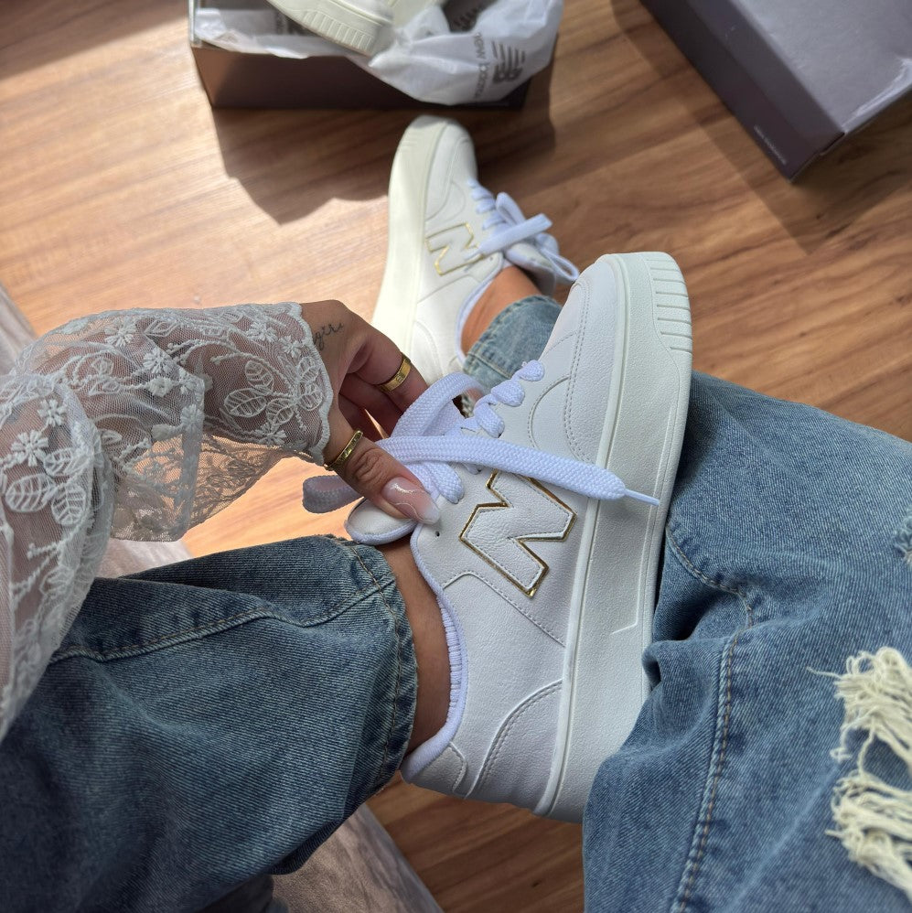 Tênis New Balance CT303 – Branco/Ouro 🤍✨